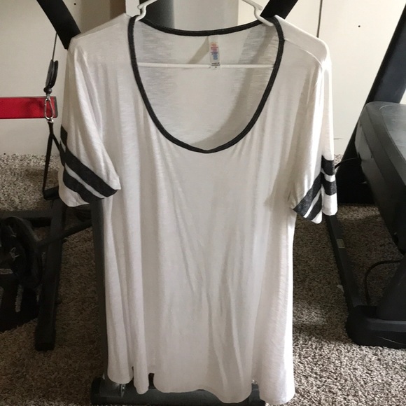 LuLaRoe Tops - Lularoe perfect tee medium